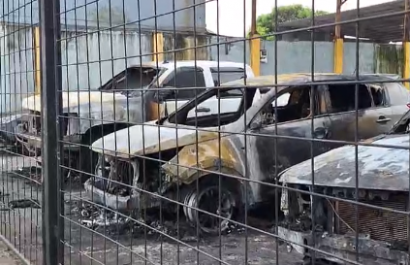 Incendio provocado en patio de vehículos alarma a Santo Domingo