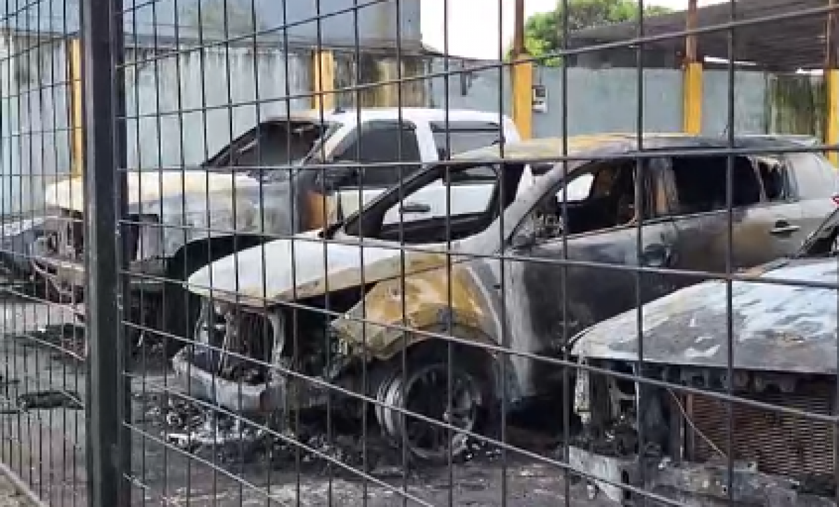 Incendio provocado en patio de vehículos alarma a Santo Domingo