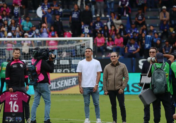 Independiente del Valle se despide de Kendry Páez durante su partido ante Mushuc Runa
