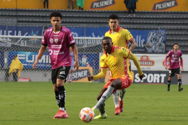 Independiente del Valle y Aucas se enfrentan este viernes con altas de bajas
