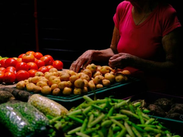 Inflación en Ecuador baja al 0,72% en julio de 2025, pero precios de alimentos básicos y otros productos aumentaron significativamente