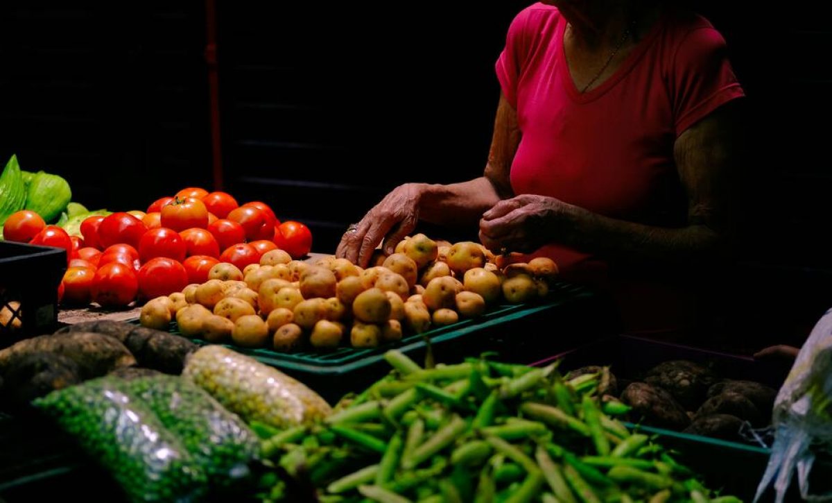 Inflación en Ecuador baja al 0,72% en julio de 2025, pero precios de alimentos básicos y otros productos aumentaron significativamente