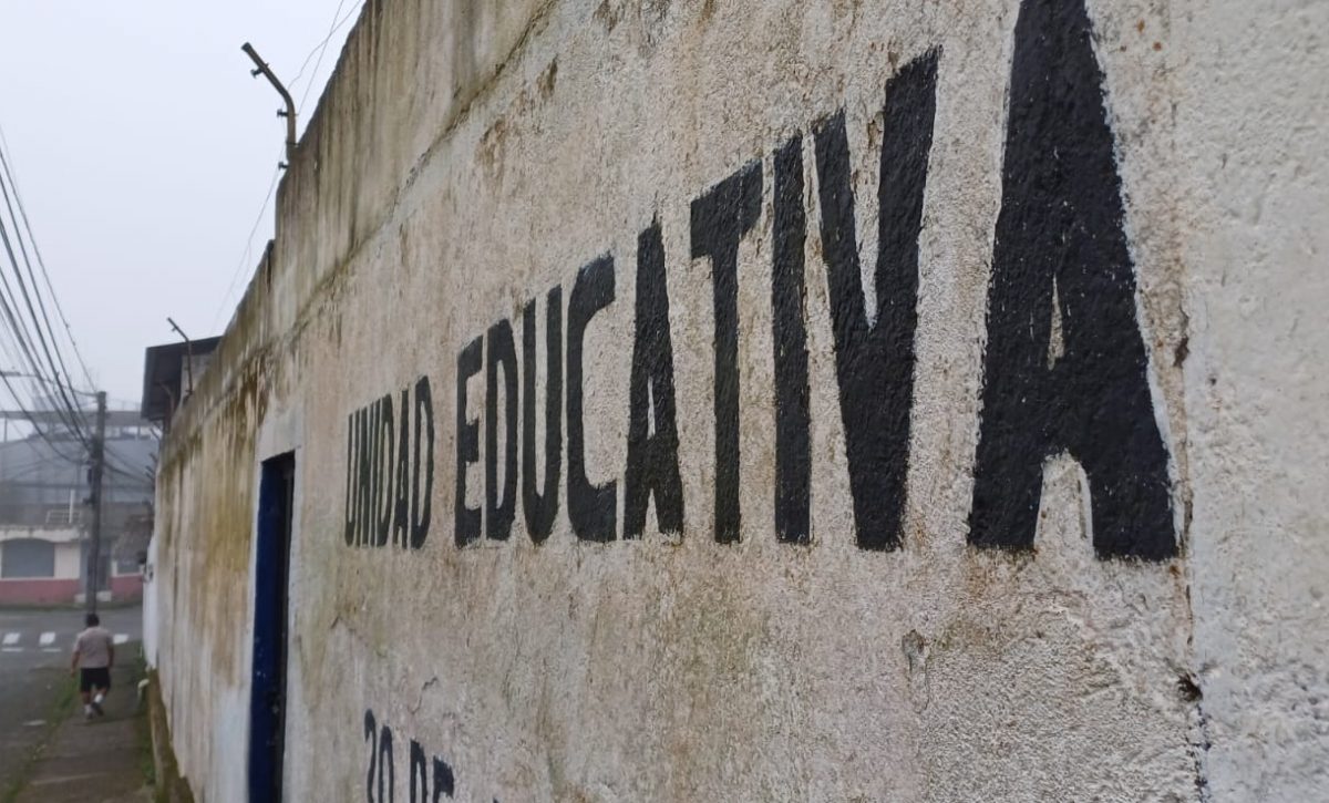 Ingresaron por la ventana roban en colegio de Santo Domingo y se llevan laptops