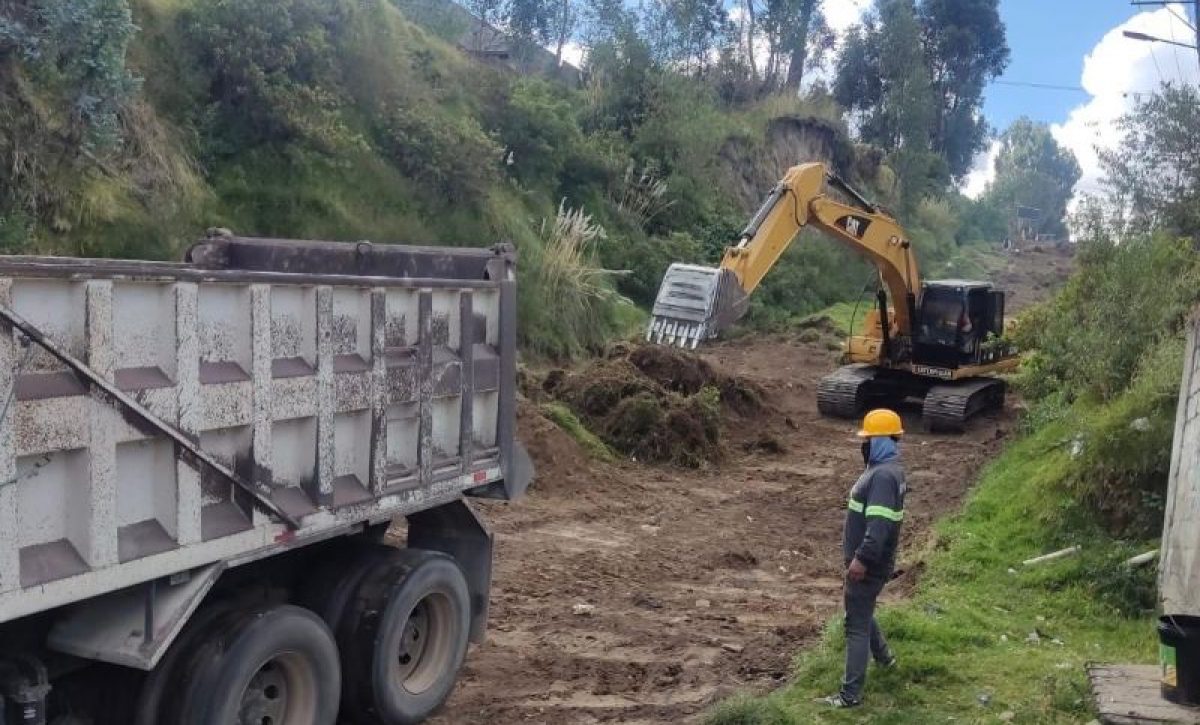 Inicia adoquinado de calle Carapungo tras 30 años de espera