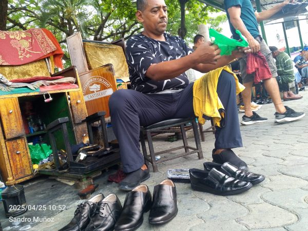 Inicio de clases impulsa el trabajo de lustradores de zapatos en Portoviejo