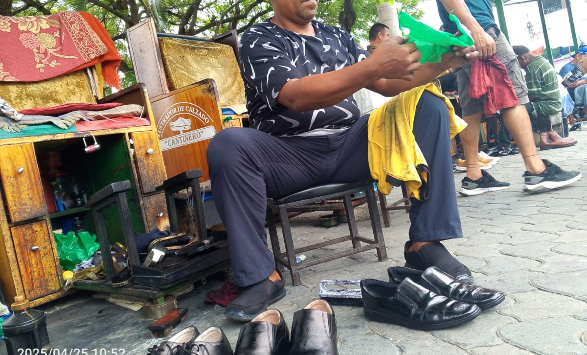 Inicio de clases impulsa el trabajo de lustradores de zapatos en Portoviejo