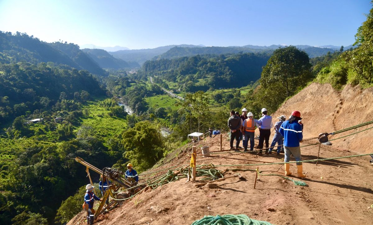 Inspección técnica confirma avances en estabilización de talud en vía Alóag-Santo Domingo