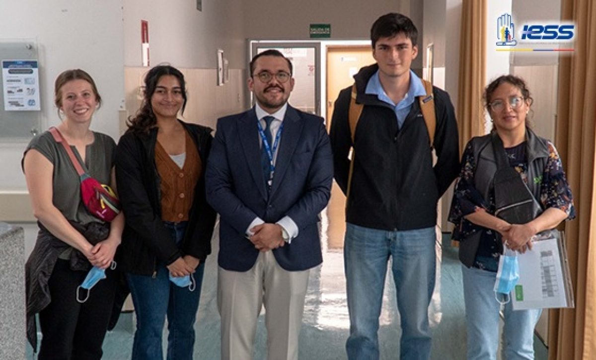 Intercambio de conocimientos en salud: estudiantes extranjeros visitan centro del IESS en Cuenca