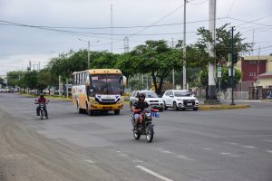 En la avenida Metropolitana, muchos conductores no respetan el semáforo en rojo.