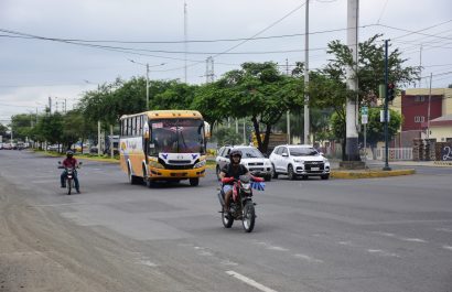 En la avenida Metropolitana, muchos conductores no respetan el semáforo en rojo.