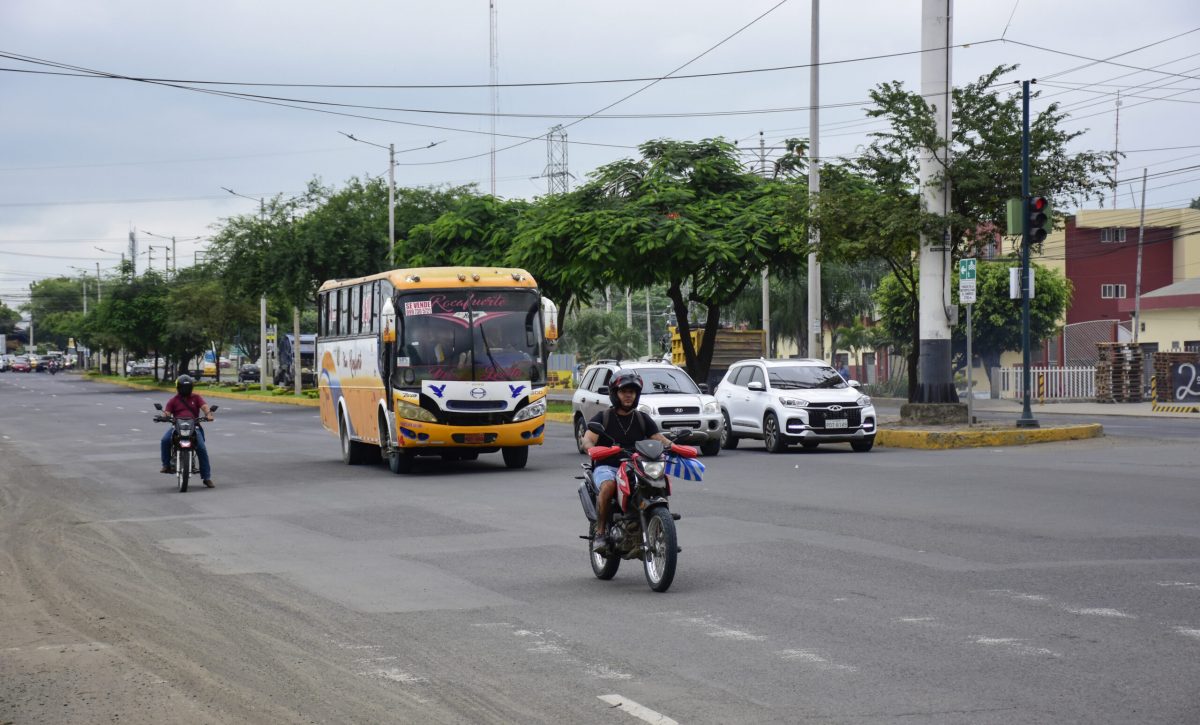 En la avenida Metropolitana, muchos conductores no respetan el semáforo en rojo.