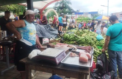 Inundación en Santa Ana obliga a comerciantes a trasladarse al parque Eloy Alfaro