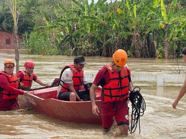 Inundaciones en Portoviejo afectan a 700 familias tras intensas lluvias registradas la tarde y noche del miércoles.