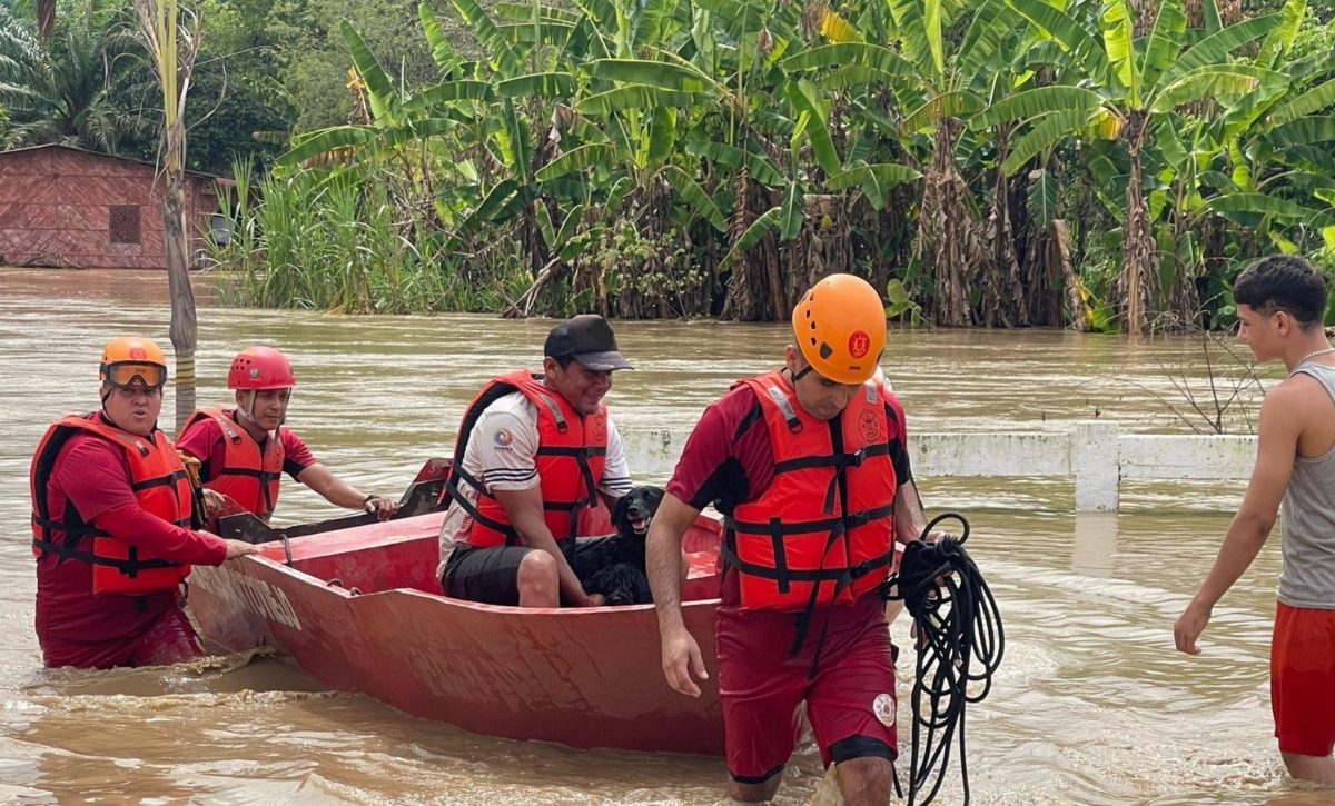Inundaciones en Portoviejo afectan a 700 familias tras intensas lluvias registradas la tarde y noche del miércoles.