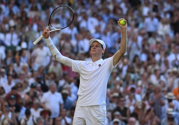 El tenista italiano Jannik Sinner vence a Novak Djokovic y clasifica a la final de Wimbledon (Foto: IG del torneo).