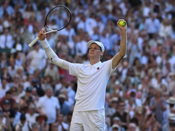 El tenista italiano Jannik Sinner vence a Novak Djokovic y clasifica a la final de Wimbledon (Foto: IG del torneo).