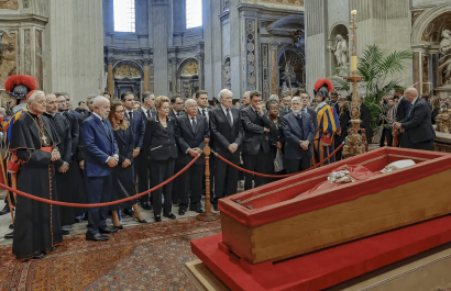 Jefes de Estado Acuden a la Capilla Ardiente del Papa Francisco en Roma