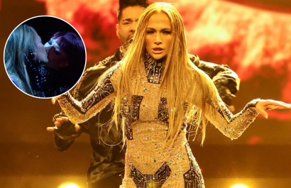Jennifer López desata polémica al besar a una bailarina durante show
