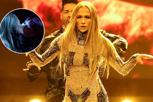 Jennifer López desata polémica al besar a una bailarina durante show