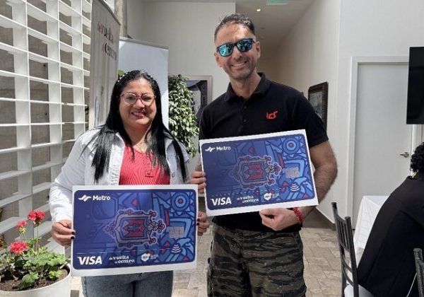 Jenny y Patricio, los usuarios más fieles del Metro en la estación San Francisco