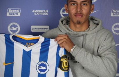 Jeremy Sarmiento, jugador de Ecuador, con la camiseta del Brighton de Inglaterra. FOTO: Brighton & Hove Albion