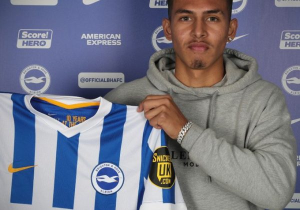 Jeremy Sarmiento, jugador de Ecuador, con la camiseta del Brighton de Inglaterra. FOTO: Brighton & Hove Albion