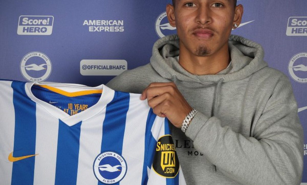 Jeremy Sarmiento, jugador de Ecuador, con la camiseta del Brighton de Inglaterra. FOTO: Brighton & Hove Albion
