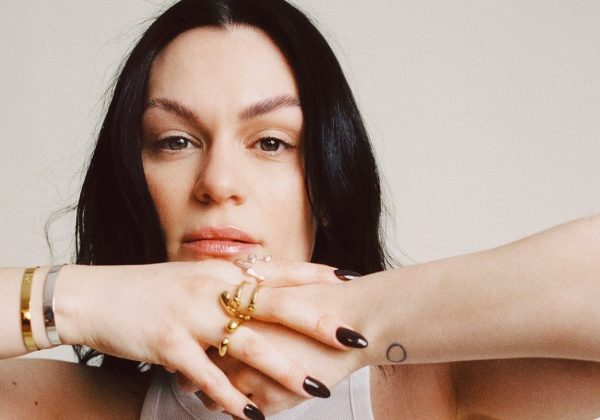 Jessie J impacta al mundo con la noticia de su diagnóstico de cáncer de mama temprano