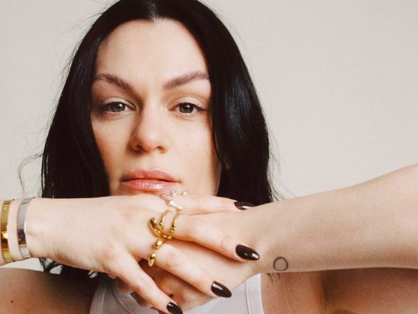 Jessie J impacta al mundo con la noticia de su diagnóstico de cáncer de mama temprano