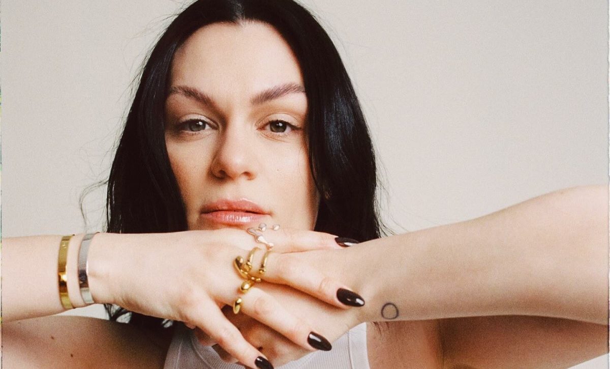 Jessie J impacta al mundo con la noticia de su diagnóstico de cáncer de mama temprano