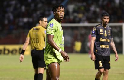 Jhojan Riascos en evaluación por contusión cerebral tras partido de Copa Ecuador
