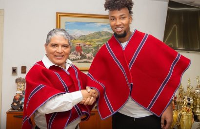 Jhonnier Chalá junto a Luis Chango, presidente vitalicio de Mushuc Runa.