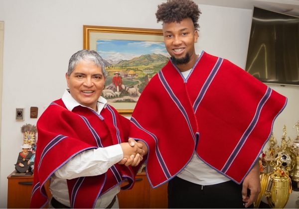 Jhonnier Chalá junto a Luis Chango, presidente vitalicio de Mushuc Runa.