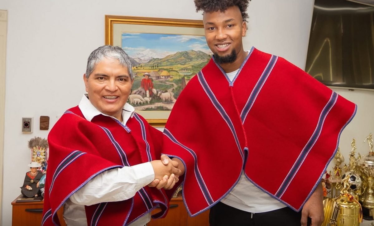 Jhonnier Chalá junto a Luis Chango, presidente vitalicio de Mushuc Runa.
