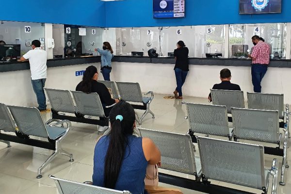 John Reimberg, ministro del Interior, denunció, a través de redes sociales, al registrador de la propiedad de Manta.