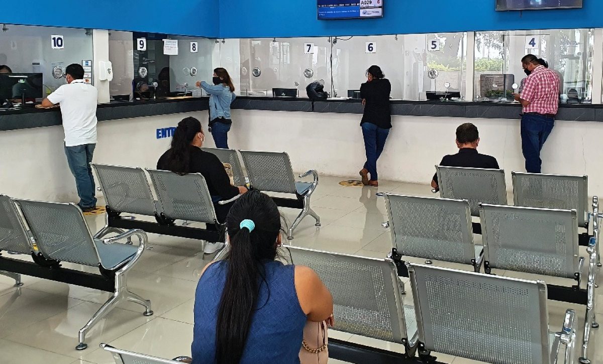 John Reimberg, ministro del Interior, denunció, a través de redes sociales, al registrador de la propiedad de Manta.
