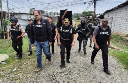 John Reimberg, ministro del Interior y Pablo Dávila, comandante de la Policía Nacional, encabezaron un operativo en Quevedo.