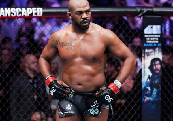 Jon Jones, campeón de peso pesado de la UFC, mantiene en vilo a los fanáticos de las artes marciales mixtas (MMA).