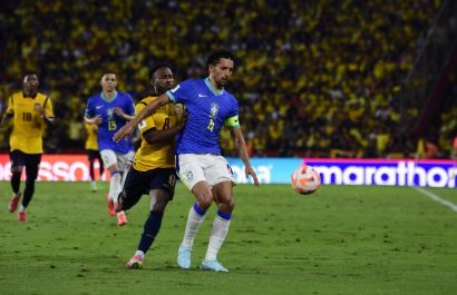 John Yeboah Zamora de la selección de Ecuador, disputa el balón con Marcos Aoás Corrêa, más conocido como Marquinhos, de Brasil