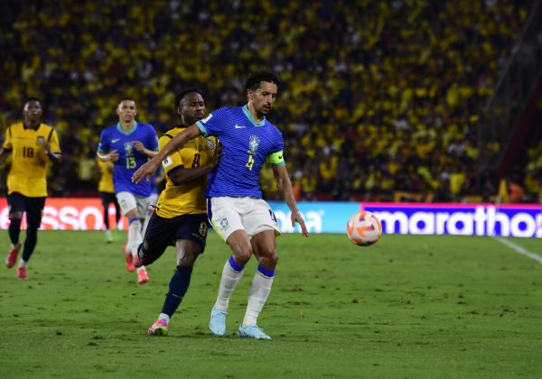 John Yeboah Zamora de la selección de Ecuador, disputa el balón con Marcos Aoás Corrêa, más conocido como Marquinhos, de Brasil
