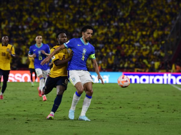 John Yeboah Zamora de la selección de Ecuador, disputa el balón con Marcos Aoás Corrêa, más conocido como Marquinhos, de Brasil