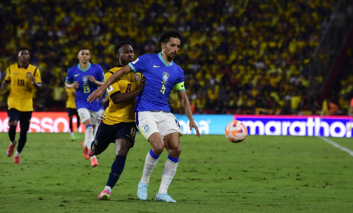 John Yeboah Zamora de la selección de Ecuador, disputa el balón con Marcos Aoás Corrêa, más conocido como Marquinhos, de Brasil