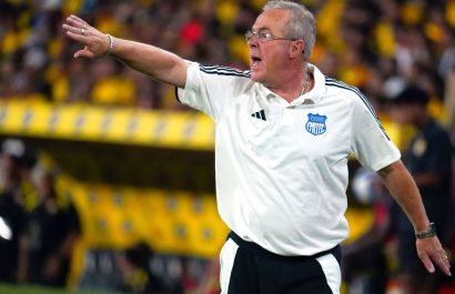 Jorge Célico, entrenador de Emelec, expresó su inconformidad con el arbitraje de Augusto Aragón tras la derrota de su equipo.