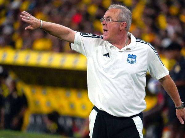 Jorge Célico, entrenador de Emelec, expresó su inconformidad con el arbitraje de Augusto Aragón tras la derrota de su equipo.