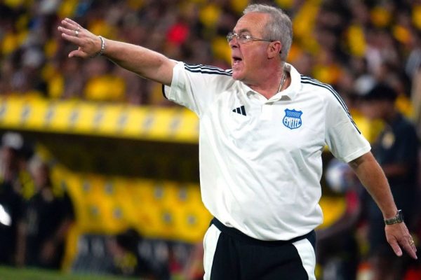 Jorge Célico, entrenador de Emelec, expresó su inconformidad con el arbitraje de Augusto Aragón tras la derrota de su equipo.