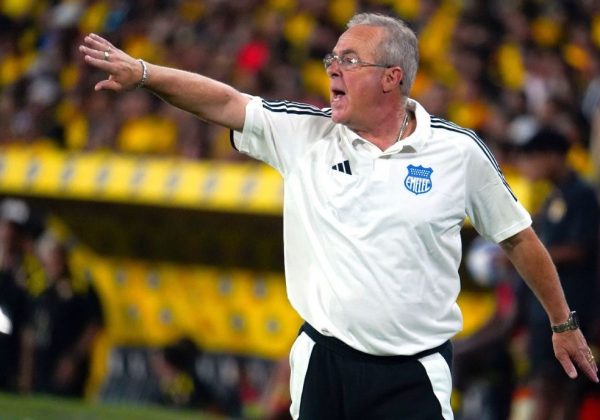 Jorge Célico, entrenador de Emelec, expresó su inconformidad con el arbitraje de Augusto Aragón tras la derrota de su equipo.
