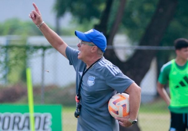 Jorge Célico, entrenador de Emelec, ya piensa en los refuerzos que se sumarían en junio al club azul.