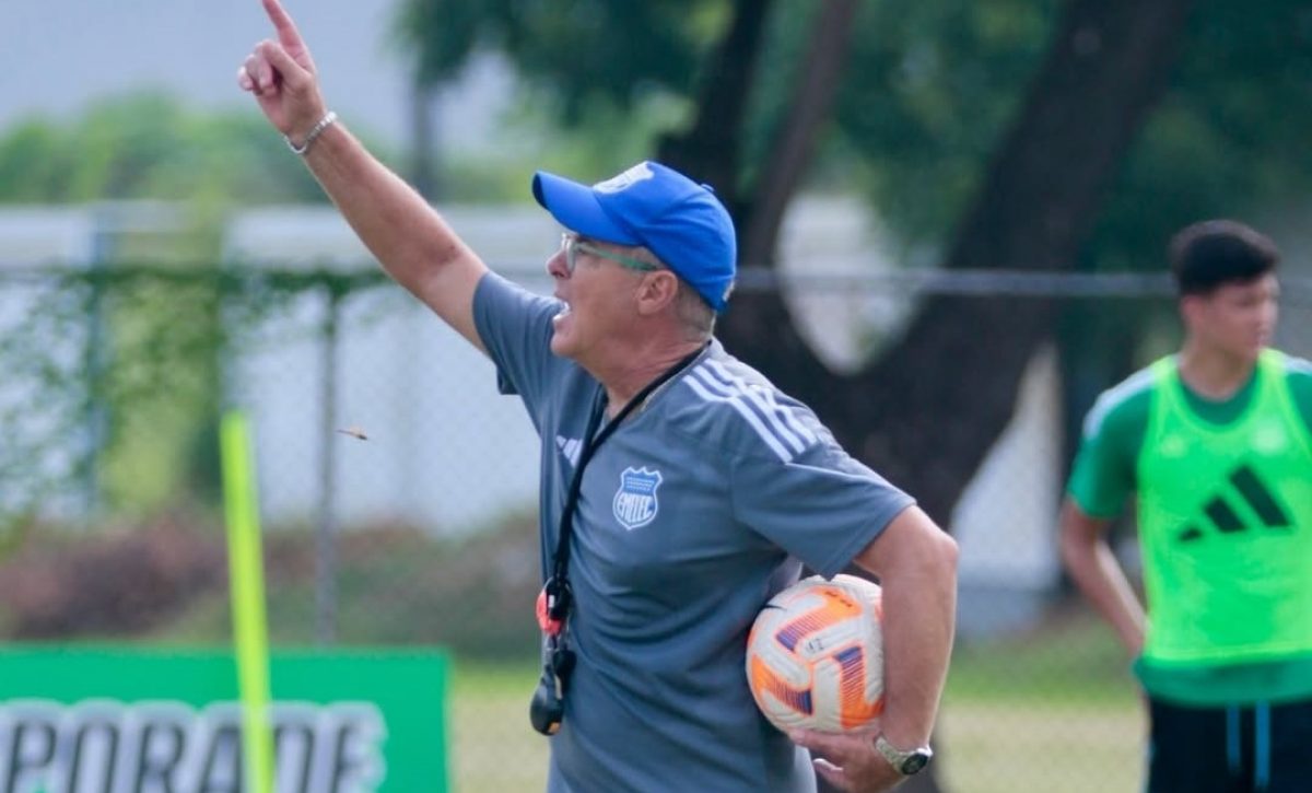 Jorge Célico, entrenador de Emelec, ya piensa en los refuerzos que se sumarían en junio al club azul.