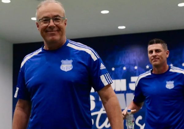 Jorge Célico, técnico del Club Sport Emelec, defendió a sus jugadores y criticó a un sector de la prensa.