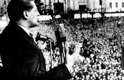 1948 Bogotá (Colombia) es asesinado el político liberal y candidato a la presidencia Jorge Eliécer Gaitán, hecho que desata la revuelta conocida como "El Bogotazo".